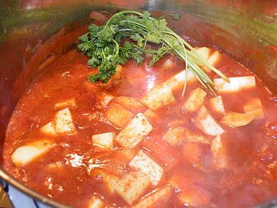 Sóval, fokhagymával, köménnyel ízesített gulyáshús a hozzáadott, feldarabolt leveszöldséggel együtt puhul